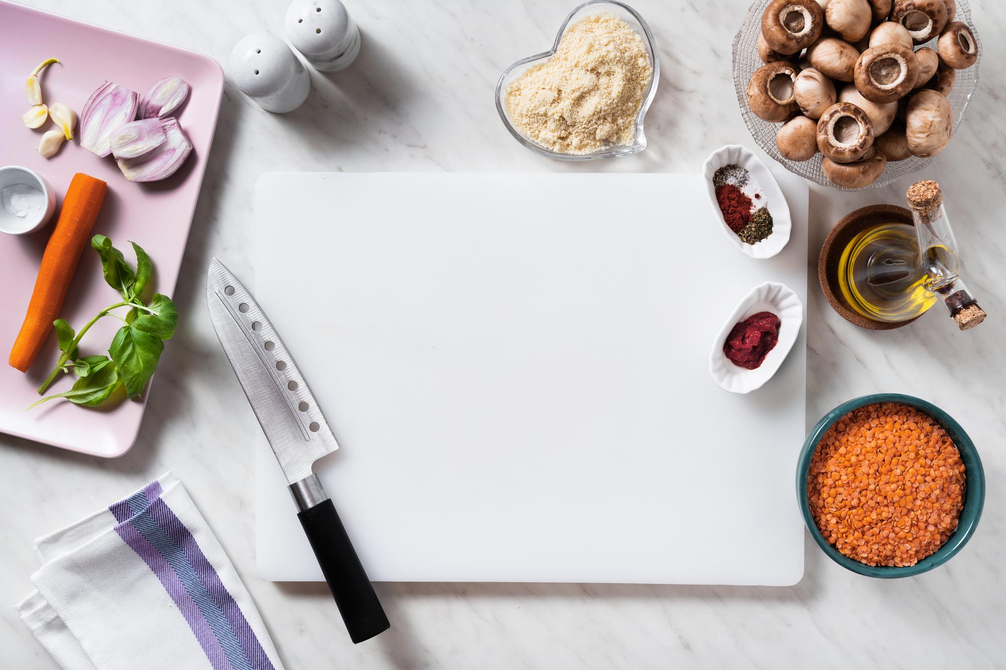 Banco di lavoro con strumenti e ingredienti disposti